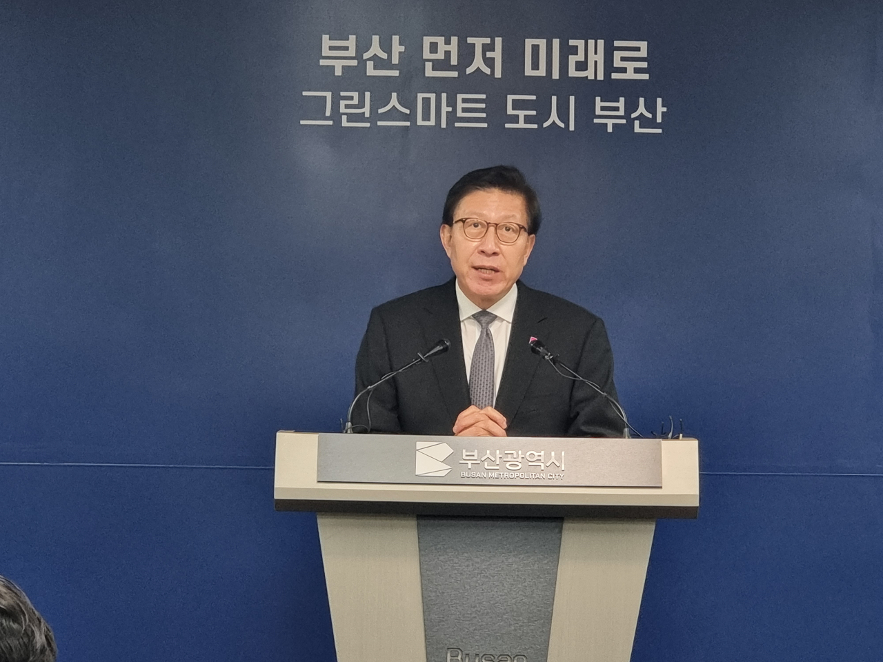 박형준 부산시장이 1일 오전 부산시청에서 2030세계박람회 개최도시 선정 관련 기자회견을 진행하고 있다. [사진=임순택 기자]