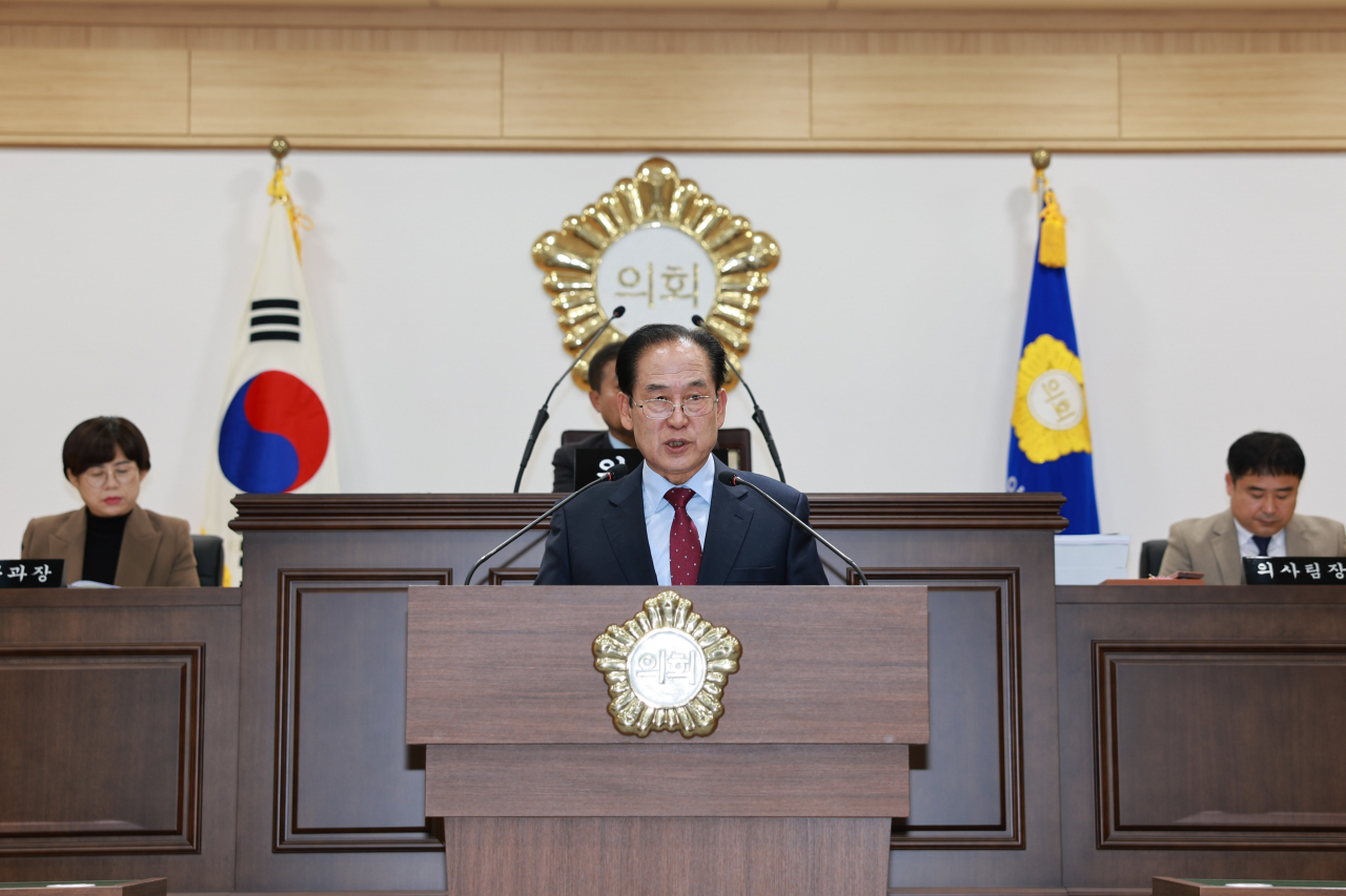김희수진도군수가 시정연설을 하고 있다