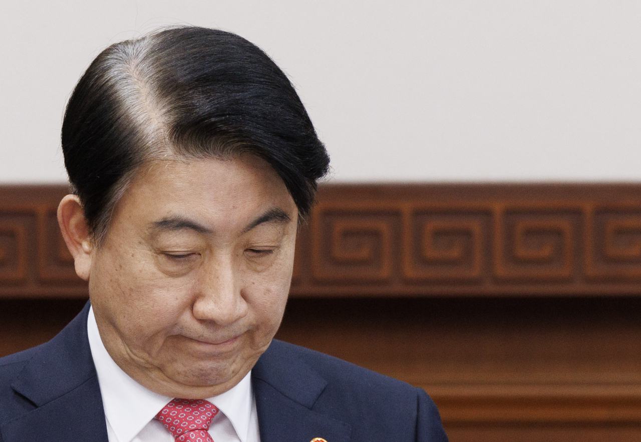이동관 방송통신위원회 위원장이 '노란봉투법'과 방송3법에 대한 재의요구안 등을 처리하기 위해 1일 오전 서울 종로구 정부서울청사에서 열린 임시 국무회의에 참석해 한덕수 국무총리의 국회 탄핵안 발의 관련 발언을 굳은 표정으로 듣고 있다. 국회에서 탄핵안 처리를 앞두고 있는 이 위원장의 방통위원장직 사의 소식은 국무회의 직후 알려졌다. [연합]