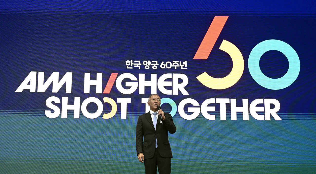 정의선 현대자동차그룹 회장(대한양궁협회장)이 1일 열린 ‘2023 한국 양궁 60주년 기념 행사’에서 양궁인들의 헌신에 감사를 표하며 환영사를 하고 있다. [현대차 제공]