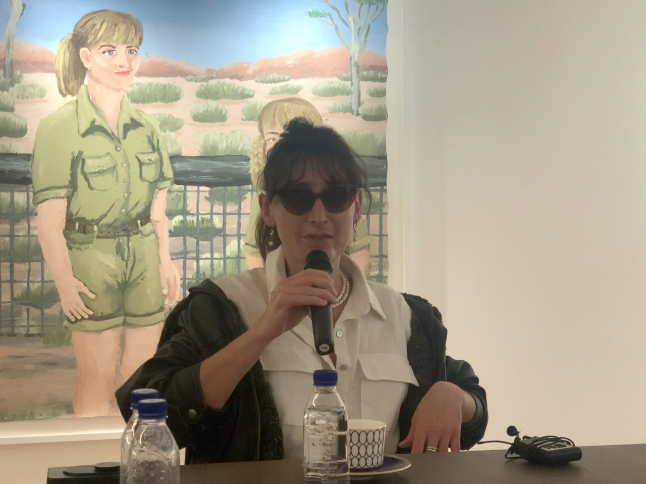 작가 마뉴엘 솔라노가 30일 서울 종로구 소재 페레스프로젝트에서 열린 기자간담회에서 답변을 하는 모습. 이정아 기자.