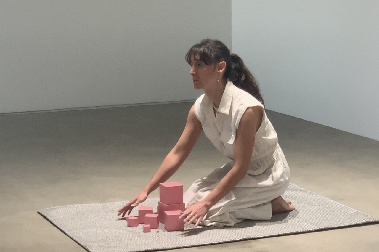 작가 마뉴엘 솔라노가 30일 서울 종로구 소재 페레스프로젝트에서 오프닝 퍼포먼스를 하는 모습. 이정아 기자.