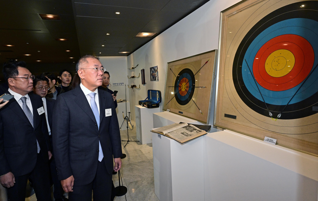 정의선 현대차그룹 회장(대한양궁협회장)이 1일 열린 ‘2023 한국 양궁 60주년 기념 행사장’에서 한국 양궁의 역사가 담긴 전시물들을 둘러보고 있다. [현대차 제공]