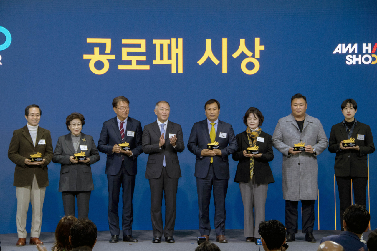 정의선(왼쪽 네번째) 현대차그룹 회장(대한양궁협회장)이 1일 한국 양궁에 큰 공헌을 한 양궁인들에게 공로패와 감사패를 수여하고 기념촬영을 하고 있다. [현대차 제공]