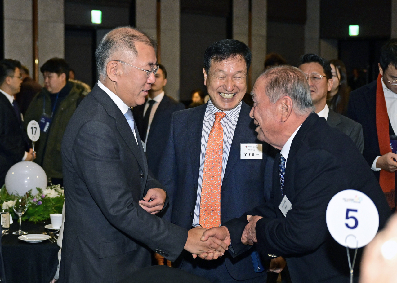 정의선 현대차그룹 회장(대한양궁협회장)이 1일 개최된 ‘2023 한국 양궁 60주년 기념 행사’에서 양궁인들과 대화를 나누고 있다. [현대차 제공]