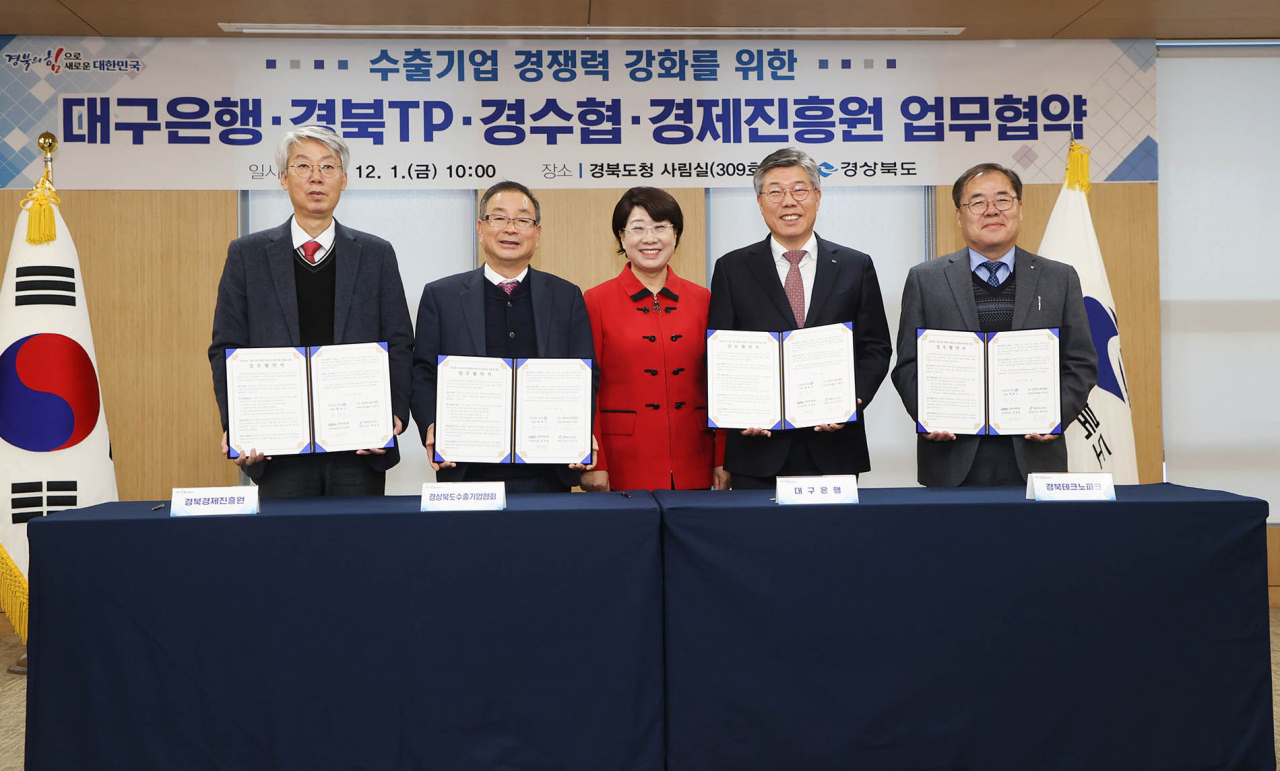 송경창 경북도경제진흥원장(왼쪽부터), 이정곤 경북도수출기업협회장, 이달희 경북도 경제부지사, 황병우 DGB대구은행장, 하인성 경북테크노파크원장.[DGB대구은행 제공]