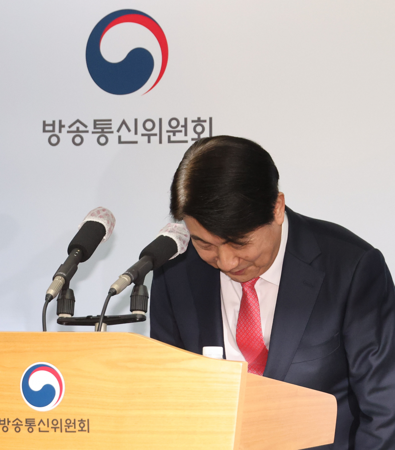 국회의 탄핵안 처리를 앞두고 사퇴한 이동관 방송통신위원장이 1일 오후 정부과천청사 내 방송통신위원회에서 열린 사퇴 기자회견에서 인사하고 있다. 연합뉴스