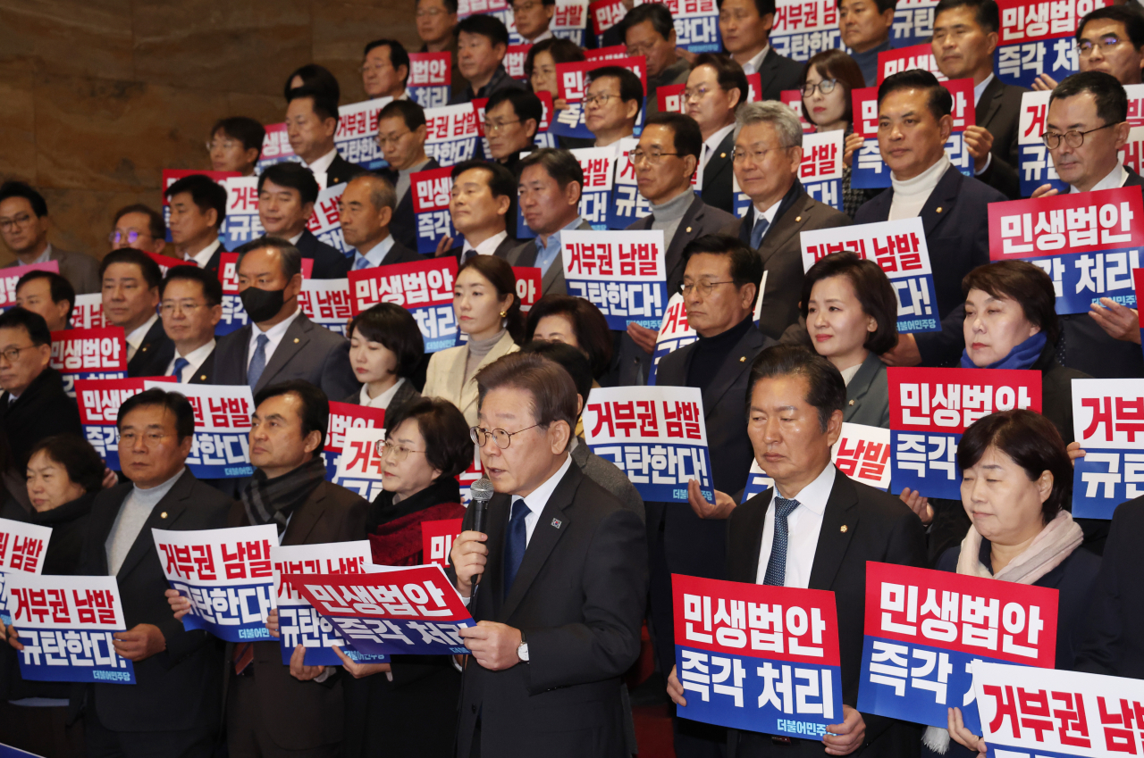 1일 국회 로텐더홀 계단에서 이재명 더불어민주당 대표가 대통령 거부권 남발 규탄 및 민생법안 처리 촉구 대회에서 발언하고 있다.