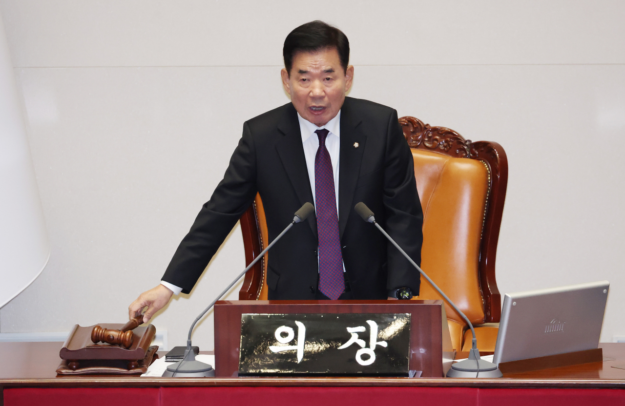 김진표 국회의장이 1일 국회에서 열린 본회의에서 의사봉을 두드리고 있다. [연합]
