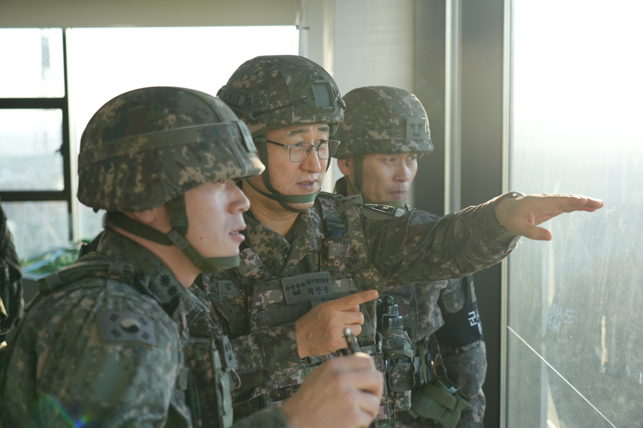 박안수 육군참모총장이 1사단 도라OP(관측소)를 방문해 작전현장을 확인하고 있다. [육군 제공]