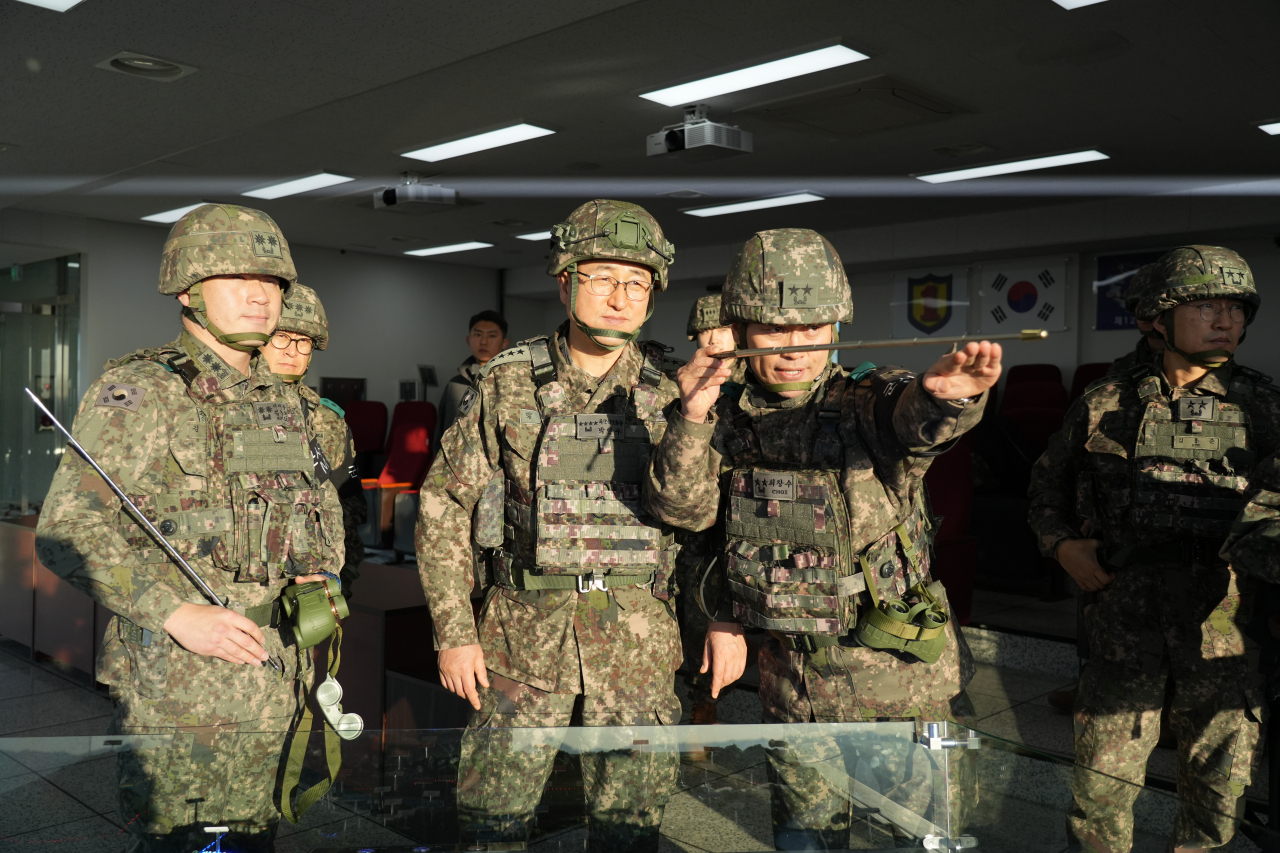 박안수 육군참모총장이 1사단 도라OP(관측소)를 방문해 작전현장을 확인하고 있다. [육군 제공]