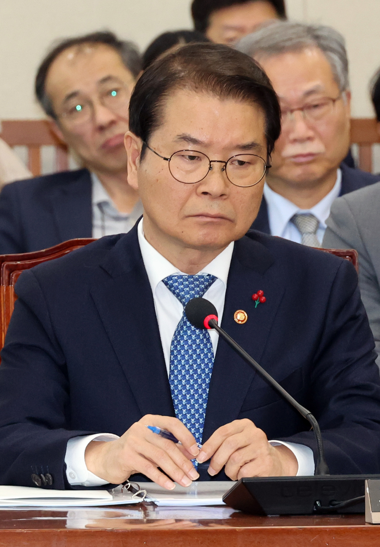 이정식 고용노동부 장관이 1일 국회 환경노동위원회 전체회의에 출석해 있다. [연합]