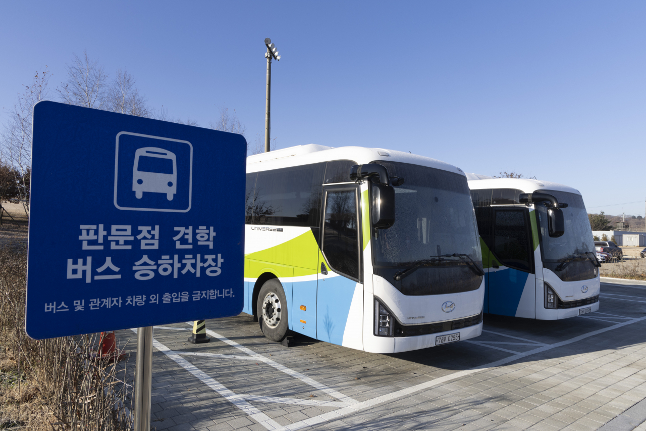 1일 경기도 파주시 임진각 판문점견학지원센터에서 일반견학 버스 차량이 주차돼 있다. [연합]