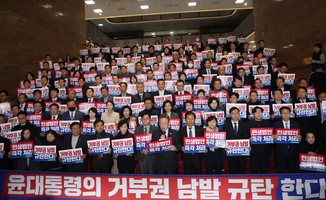 1일 국회 로텐더홀 계단에서 이재명 더불어민주당 대표 등이 대통령 거부권 남발 규탄 및 민생법안 처리 촉구 대회를 하고 있다. [연합]