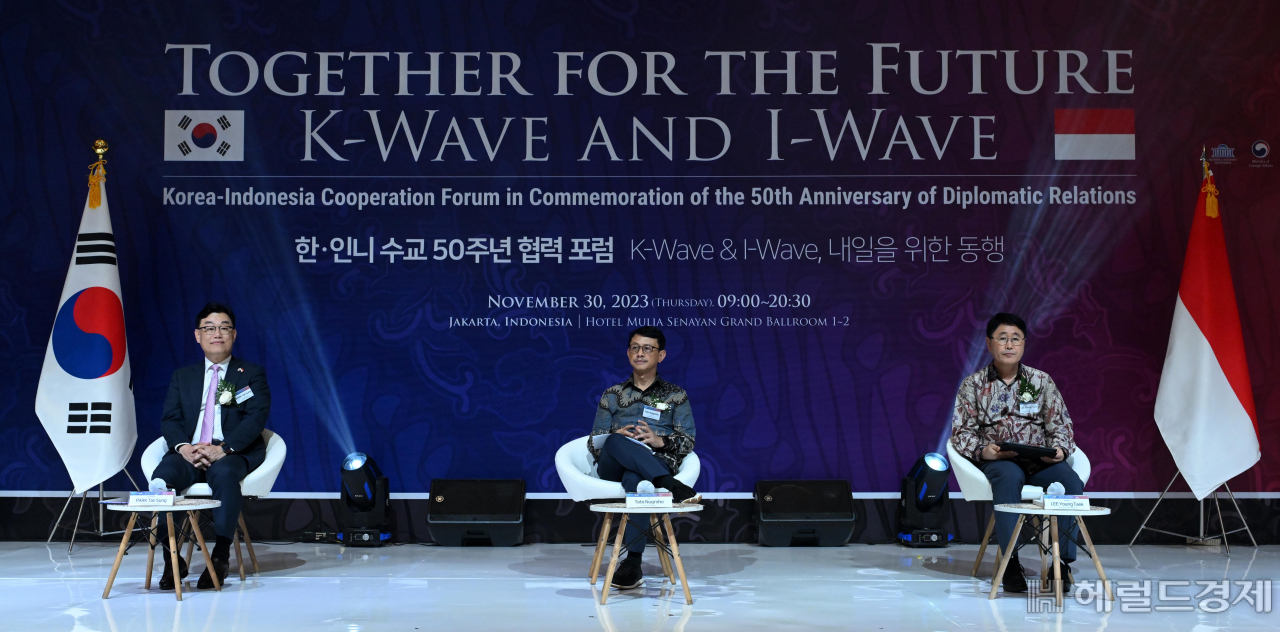 30일(현지시간) 인도네시아 자카르타 호텔 물리아에서 열린 '한국·인도네시아 수교 50주년 기념 경제협력포럼'에서 강연자들이 자리에 앉아 있다. 박태성(왼쪽부터) 한국배터리산업협회 부회장, 토토 누그로호 인도네시아 배터리공사 대표, 이영택 현대자동차 아세안 권역본부장. 자카르타=이상섭 기자