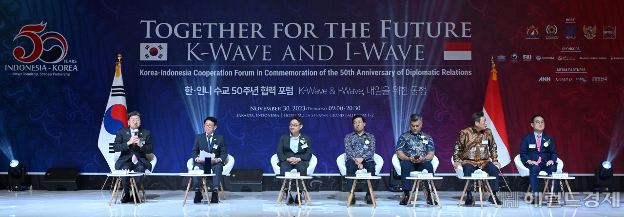 좌장을 맡은 이남식 재능대학교 총장이 30일(현지시간) 인도네시아 자카르타 호텔 물리아에서 열린 '한국·인도네시아 수교 50주년 기념 경제협력포럼'에서 패널을 소개하고 있다. 자카르타=이상섭 기자