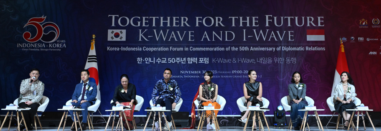 30일(현지시간) 인도네시아 자카르타 호텔 물리아에서 열린 '한국·인도네시아 수교 50주년 기념 경제협력포럼'이 열린 가운데 세션 참석자들이 자리에 앉아 있다. (왼쪽부터) 조안네스 에카프라세티아 주한인도네시아대사관 참사관, 임종순 재인도네시아한인상공회의소 사무총장, 오빈 BIN House & Cloth Maker 회장, 라피 아마드 란스 엔터테인먼트 회장, 디타 카랑 K-팝(POP) 걸그룹 시크릿넘버 멤버, 루나 마야 NAMA 뷰티 브랜드 대표, 디카 K Vibes 창업자, 위디야나 수디르만 Iwan Tirta Private Collection 대표. 자카르타=이상섭 기자