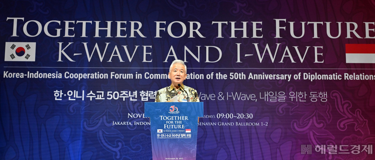 한국-인도네시아 수교 50주년 기념 학술 세미나가 30일 오전 인도네시아 자카르타 호텔 물리아 스나얀 자카르타 그랜드볼룸에서 열린 가운데 이상덕 주인도네시아 대한민국 대사가 환영사를 하고 있다. 자카르타=이상섭 기자