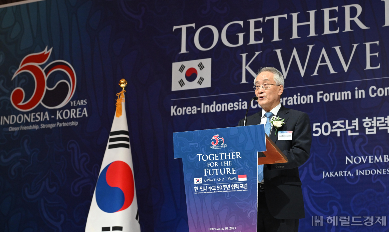 한국-인도네시아 수교 50주년 기념 학술 세미나가 30일 오전 인도네시아 자카르타 호텔 물리아 스나얀 자카르타 그랜드볼룸에서 열린 가운데 이경수 한국외교협회 부회장(전 외교부 차관보)가 축사를 하고 있다. 자카르타=이상섭 기자