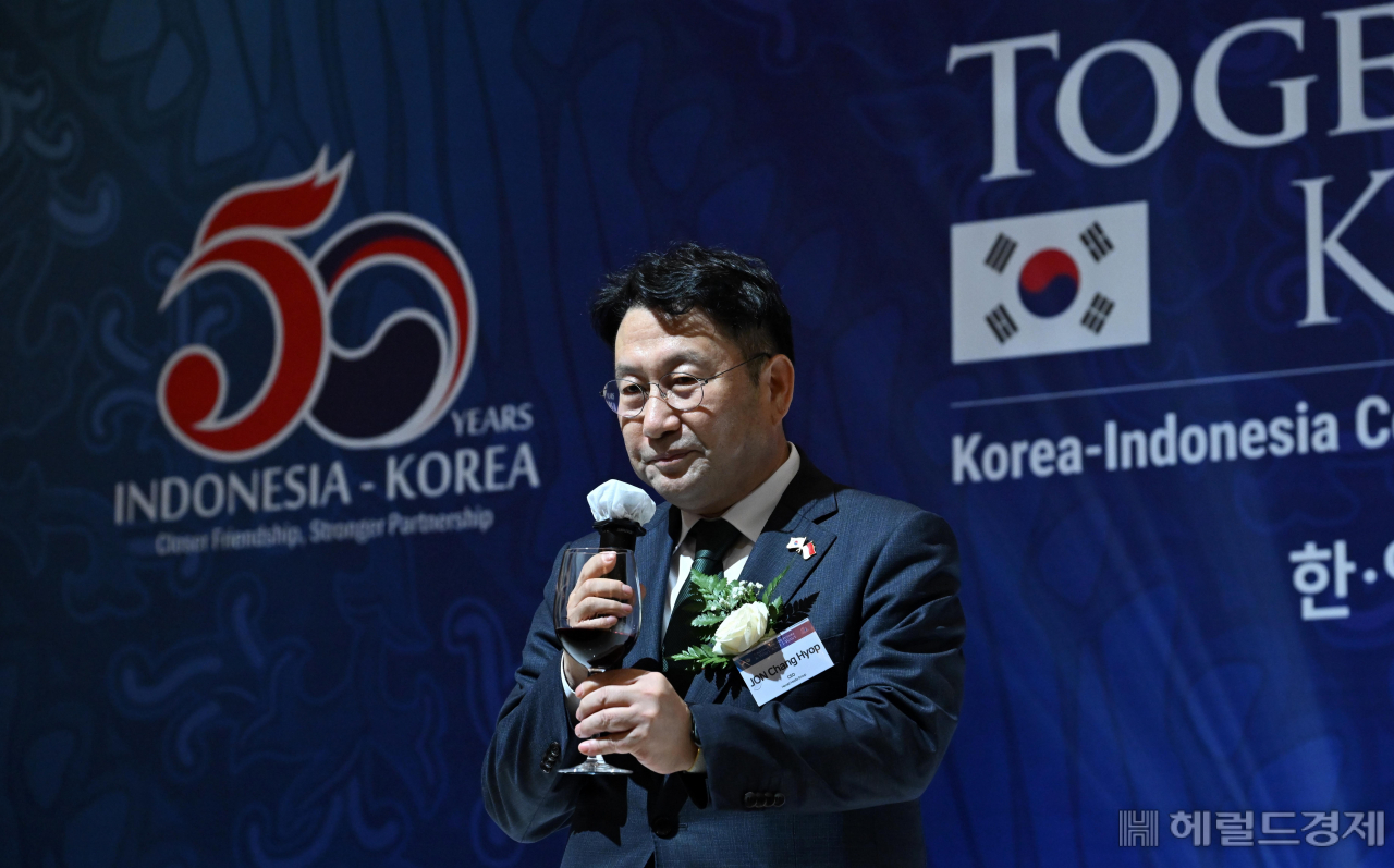 전창협 ㈜헤럴드 대표이사가 30일(현지시간) 인도네시아 자카르타 호텔 물리아에서 열린 ‘한국·인도네시아 친선 우호의밤’에서 건배사를 하고 있다. 자카르타=이상섭 기자