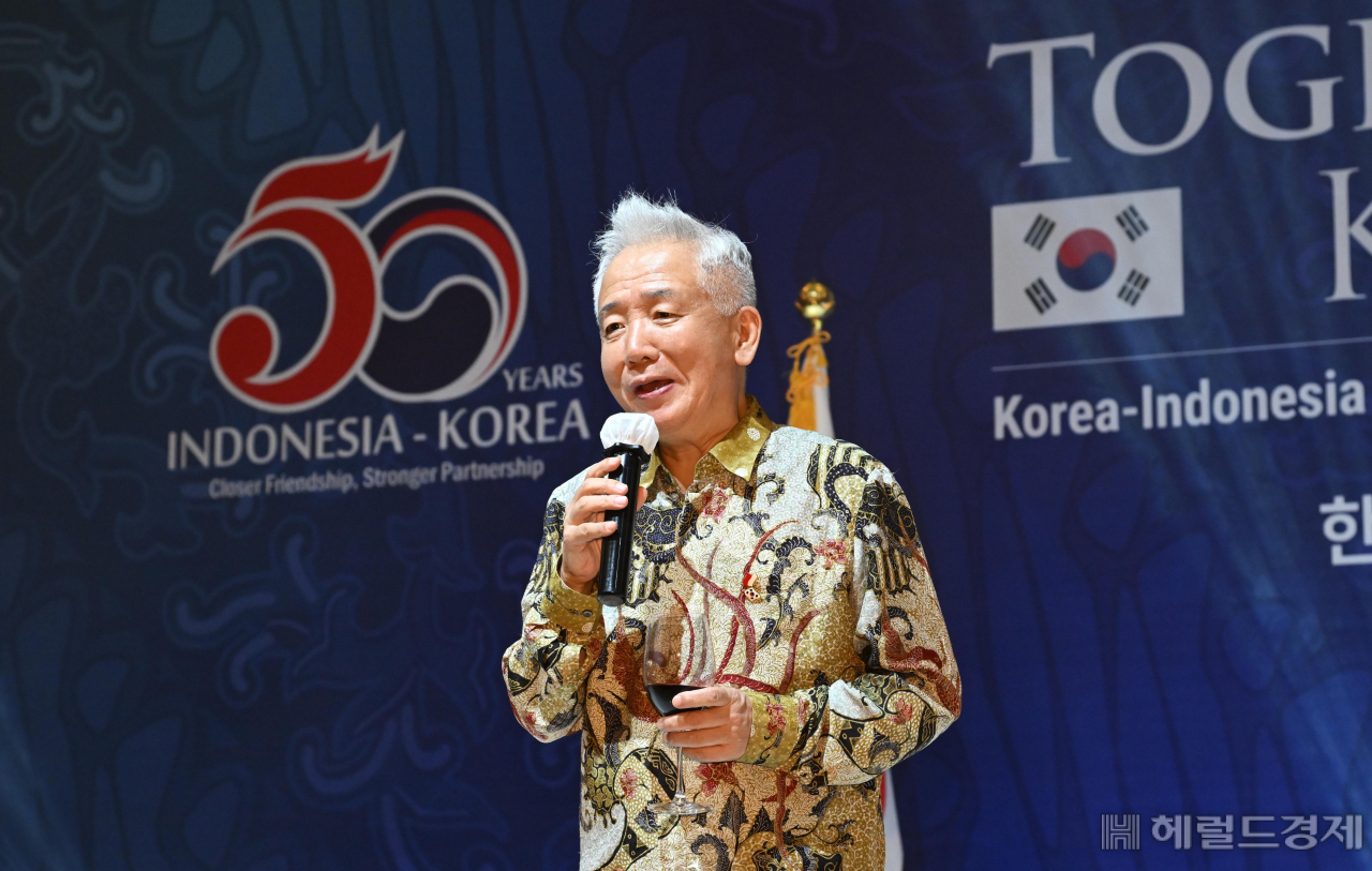 이상덕 주인도네시아 대한민국대사가 30일(현지시간) 인도네시아 자카르타 호텔 물리아에서 열린 ‘한국·인도네시아 친선 우호의밤’에서 건배사를 하고 있다. 자카르타=이상섭 기자