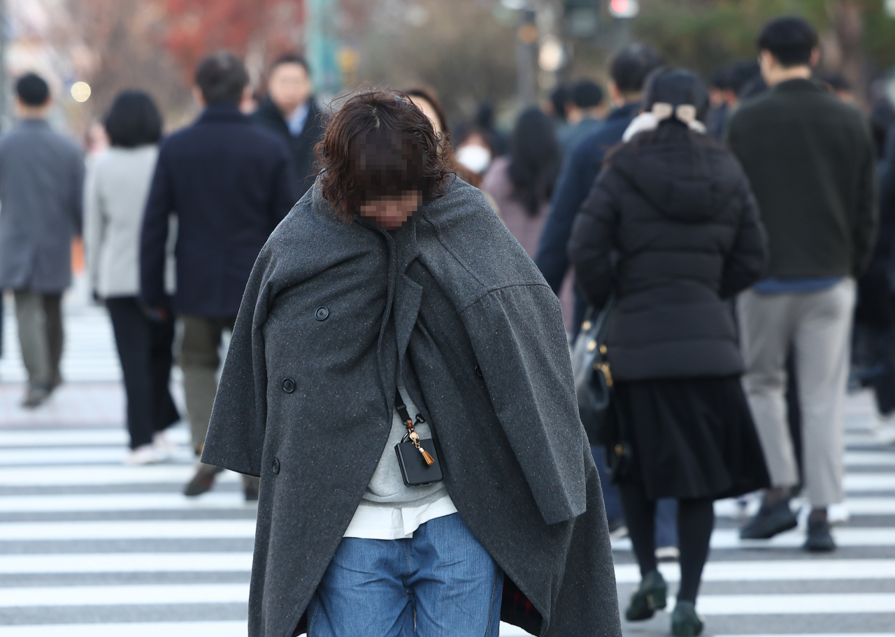추운 날씨가 이어지는 11월 28일 오전 서울 광화문광장에서 시민들이 두꺼운 옷차림을 한 채 걸어가고 있다.[연합]
