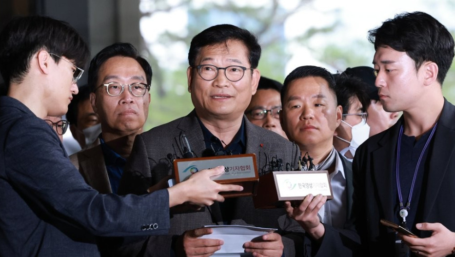 지난 6월 송영길 전 대표가 지난 서울중앙지방검찰청에 자진 출석 뒤 취재진 앞에서 입장을 밝히고 있다. [연합]