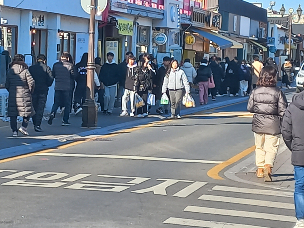 1일 오후 2시 경주 황리단길이 젊은층 관광객들로 붐비고 있다.[경주시 제공]