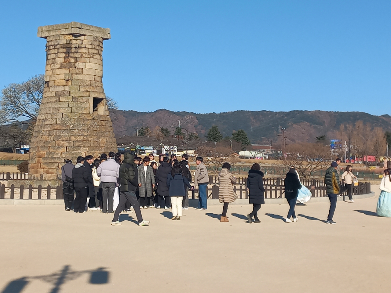 1일 오후 3시 경주 첨성대에 관광객들로 붐비고 있다.[경주시 제공]