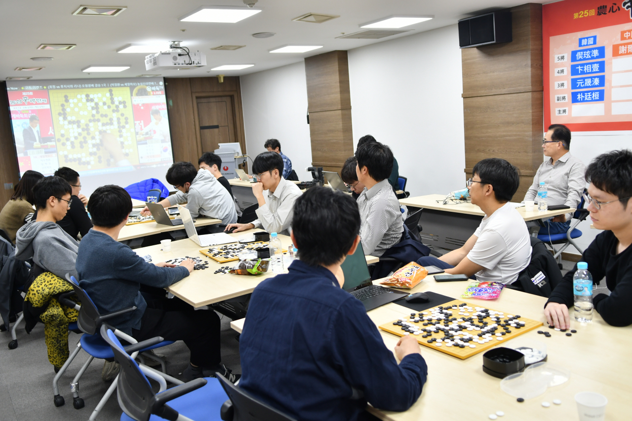어쩌다 이 지경이&hellip;. 신진서 9단을 비롯한 한국기사들이 검토실에서 박정환과 셰얼하오의 대국을 침통한 표정으로 지켜보고 있다. [한국기원 제공]