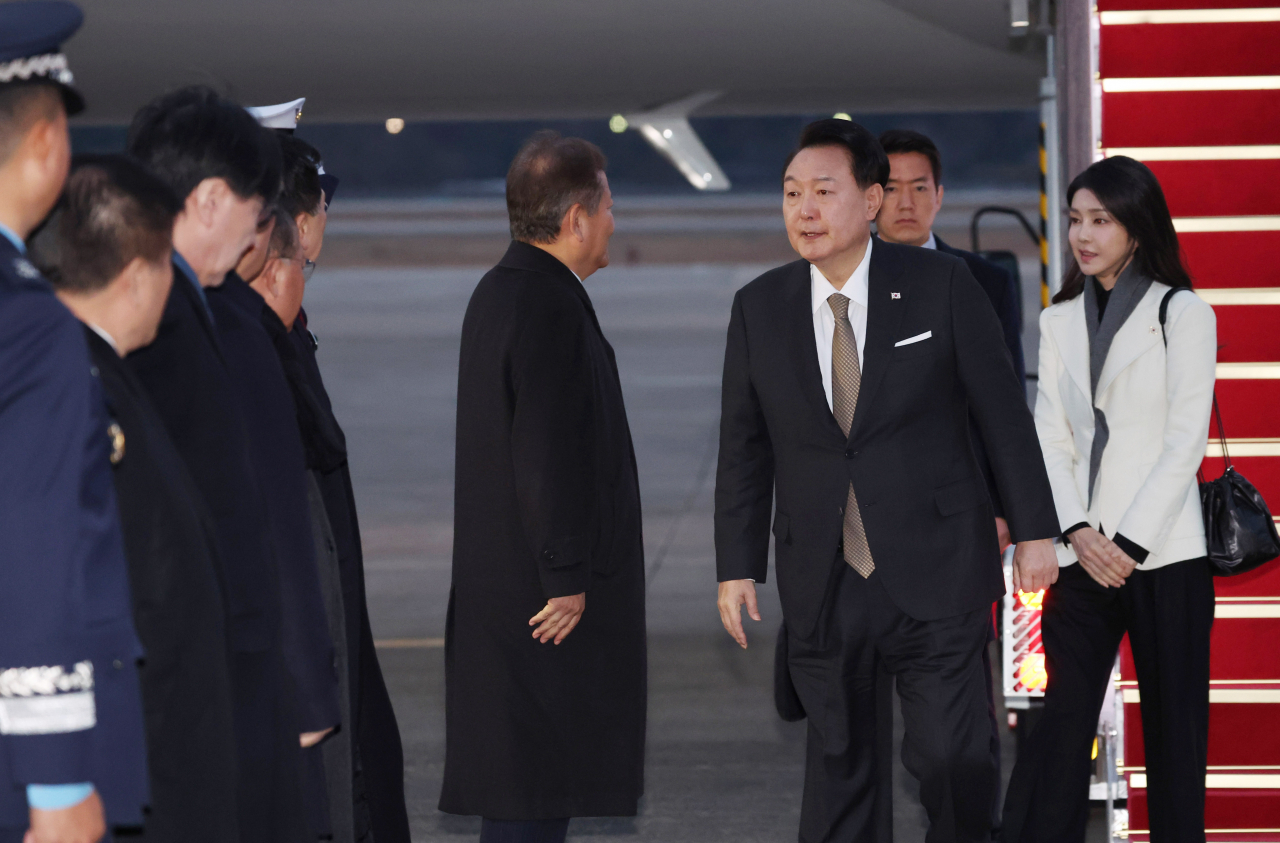 영국 국빈 방문과 프랑스 방문 일정을 마친 윤석열 대통령과 김건희 여사가 지난달 26일 성남 서울공항에서 공군1호기편으로 귀국하며 마중나온 이상민 행안부 장관, 국민의힘 김기현 대표 등과 인사하던 모습. [연합]