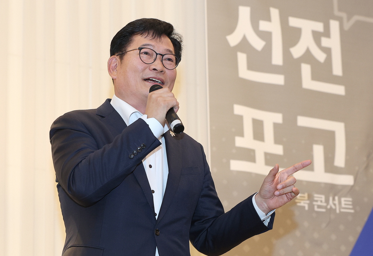 송영길 전 더불어민주당 대표가 2일 대구 수성구 만촌동 인터불고호텔에서 열린 자신의 저서 '송영길의 선전포고' 북콘서트에서 발언하고 있다. [연합]