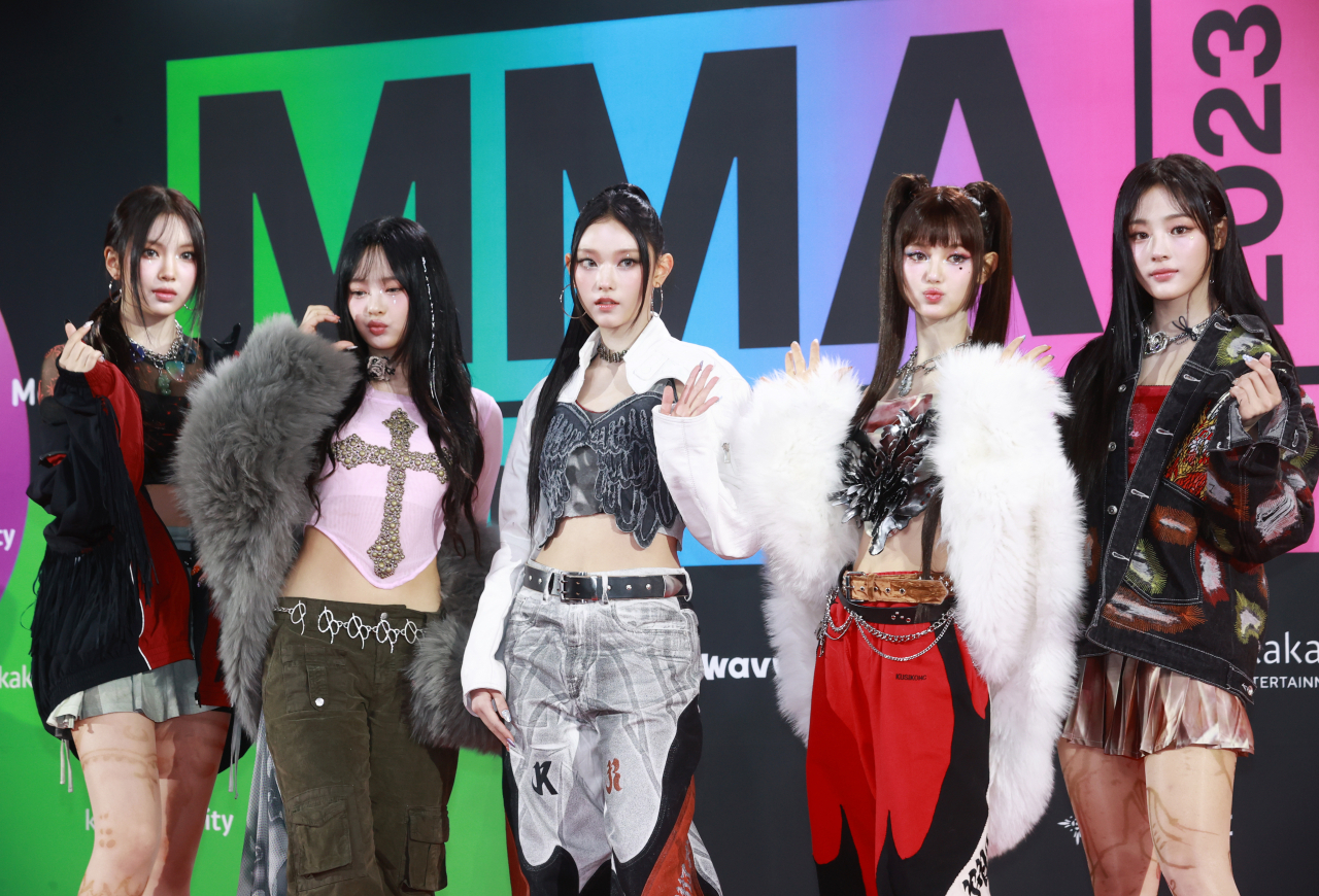 그룹 뉴진스가 2일 오후 인천 영종도 인스파이어 아레나에서 열린 대중음악 시상식 'MMA 2023'(멜론뮤직어워드) 레드카펫 행사에서 포즈를 취하고 있다. [연합]