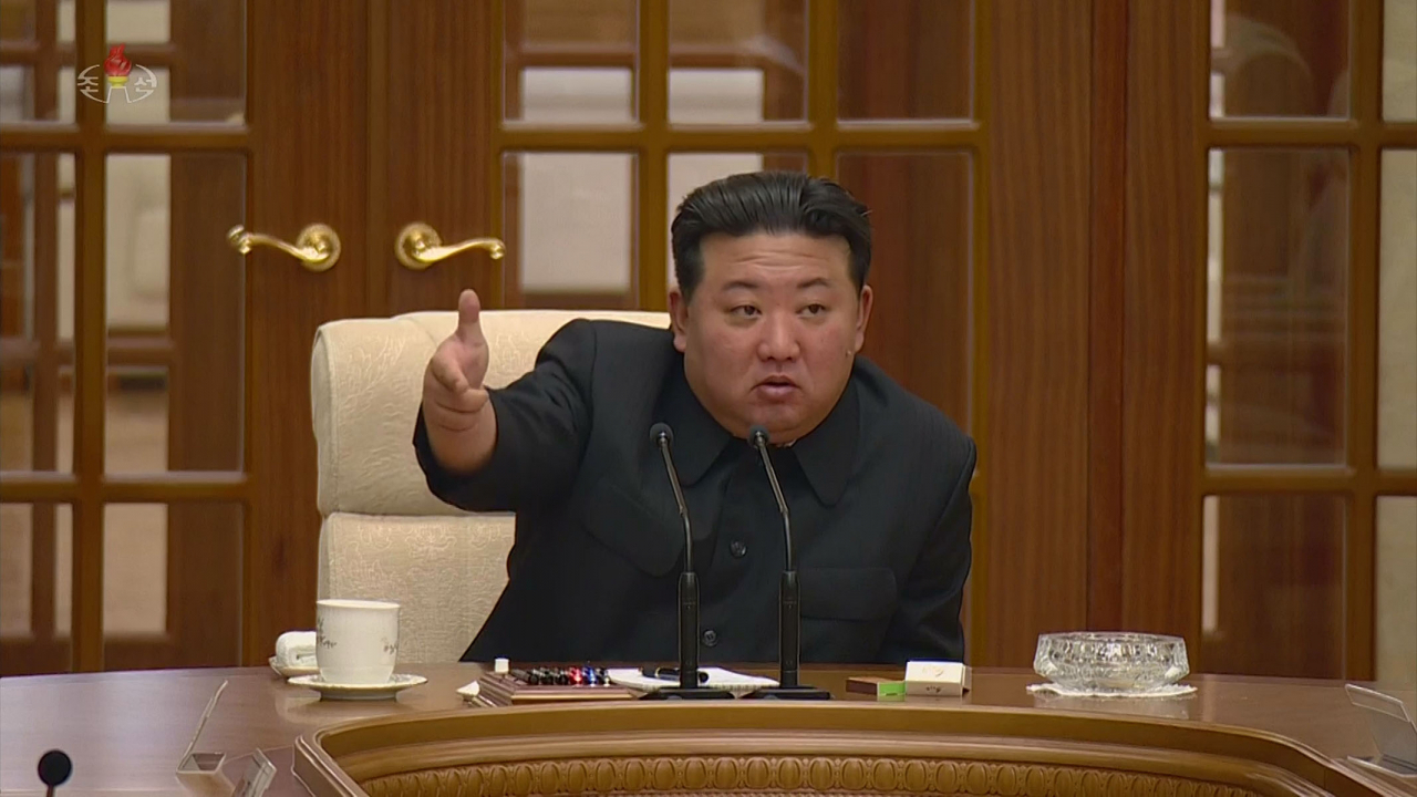 북한 노동당 중앙위원회 정치국은 1일 김정은 국무위원장이 참석한 가운데 회의를 열어 이달 하순 당중앙위원회 제8기 제9차 전원회의를 소집할 것을 결정했다고 조선중앙TV가 2일 보도했다. [연합]
