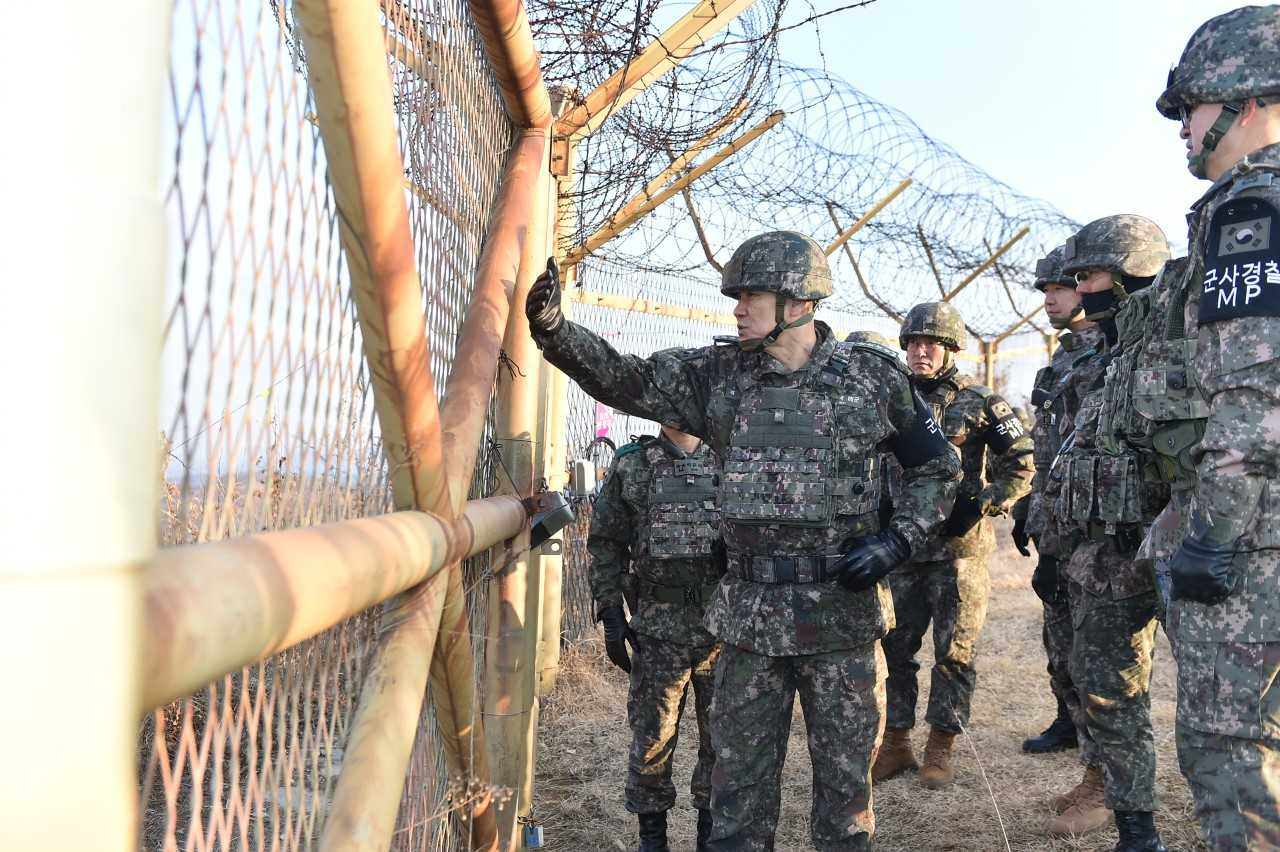 김명수 합참의장이 발생가능한 상황에 대해 비무장지대(DMZ)) 추진철책에서 주요 직위자들과 현장 토의하고 있다. [합참 제공]