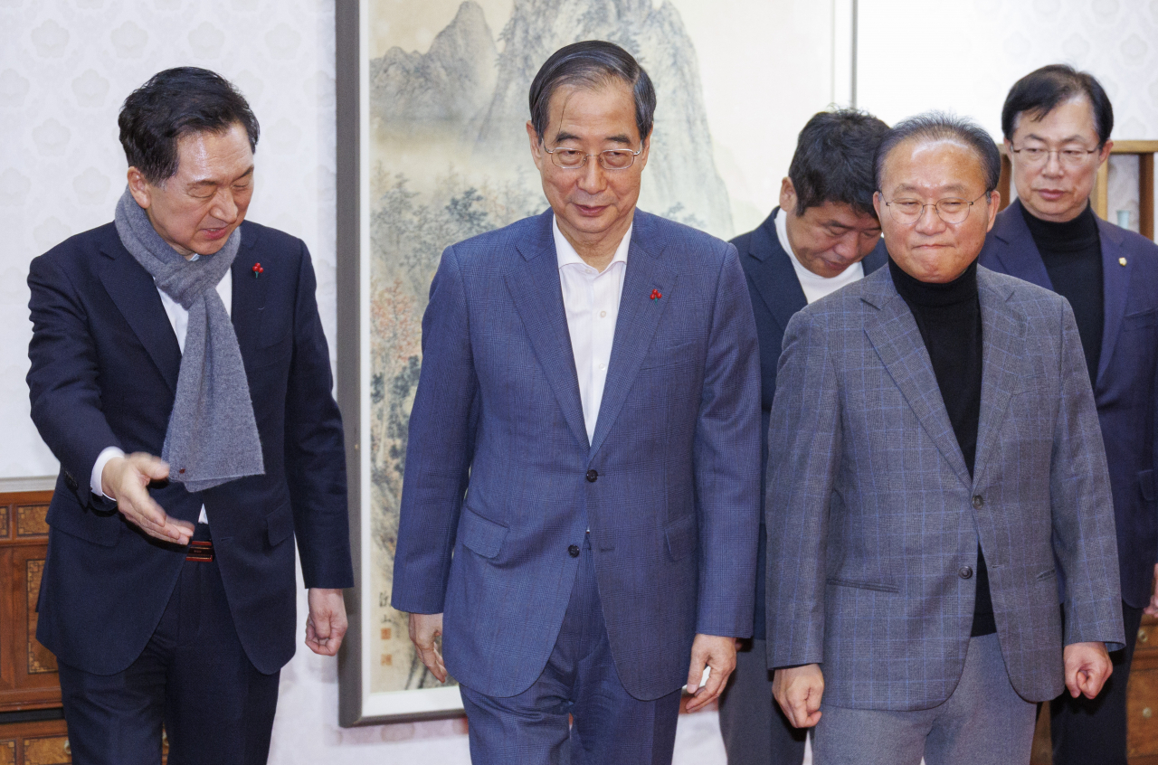 한덕수 국무총리(가운데)와 국민의힘 김기현 대표(왼쪽), 윤재옥 원내대표가 3일 오후 서울 종로구 삼청동 총리 공관에서 열린 고위 당·정·대 협의회에서 참석자들이 기념 촬영을 마친 뒤 회의실로 입장하고 있다. [연합]