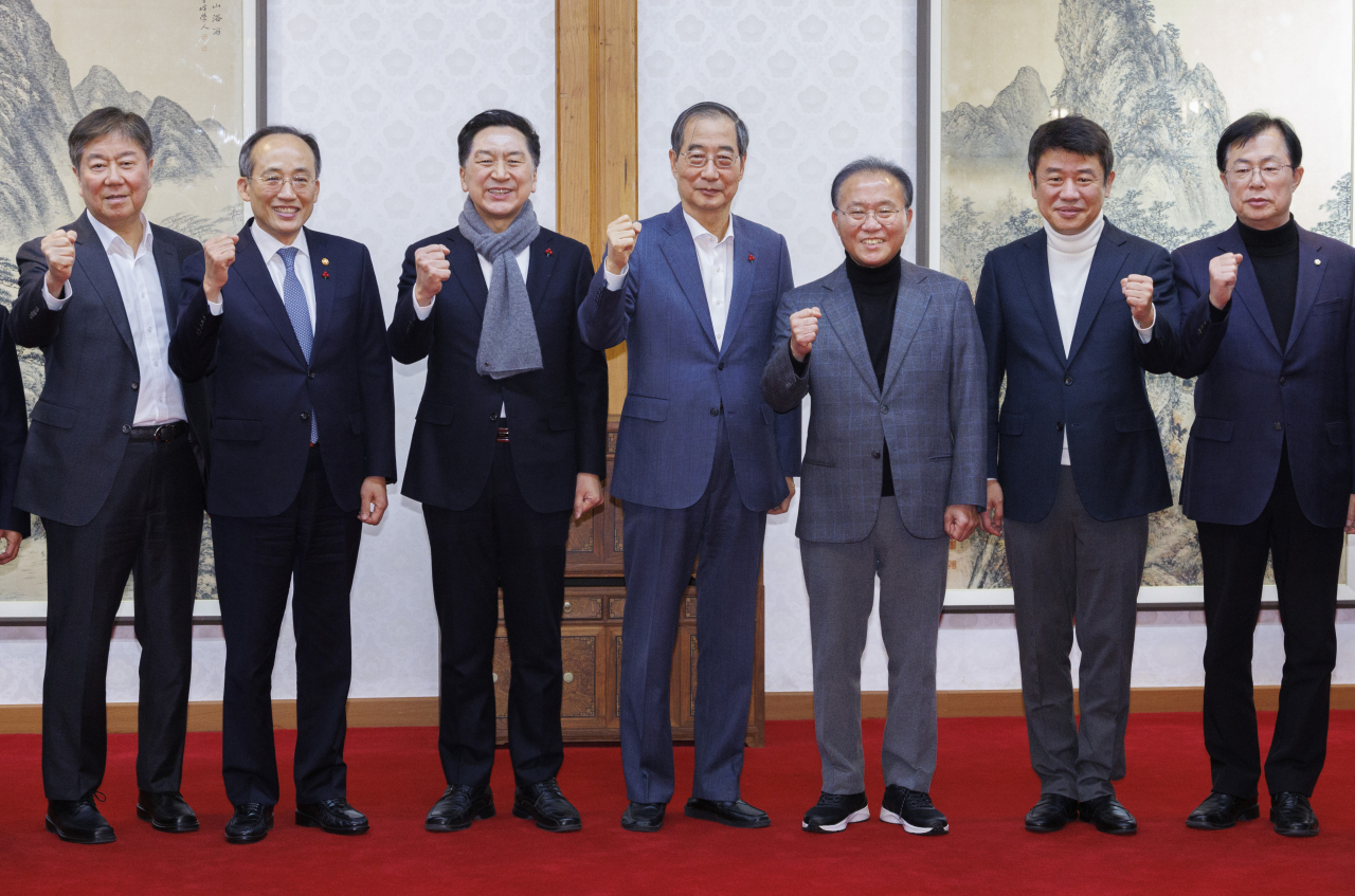 3일 오후 서울 종로구 삼청동 총리 공관에서 열린 고위 당·정·대 협의회에서 참석자들이 기념 촬영을 하다 파이팅을 외치고 있다. 김대기 대통령 비서실장, 추경호 부총리, 김기현 국민의힘 대표, 한덕수 총리, 윤재옥 국민의힘 원내대표, 유의동 국민의힘 정책위의장, 이만희 국민의힘 사무총장. [연합]