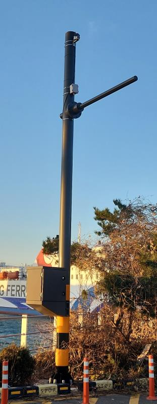 인천항 국제여객부두에 설치된 스마트폴, 지능형 CCTV〈인천항만공사 제공〉
