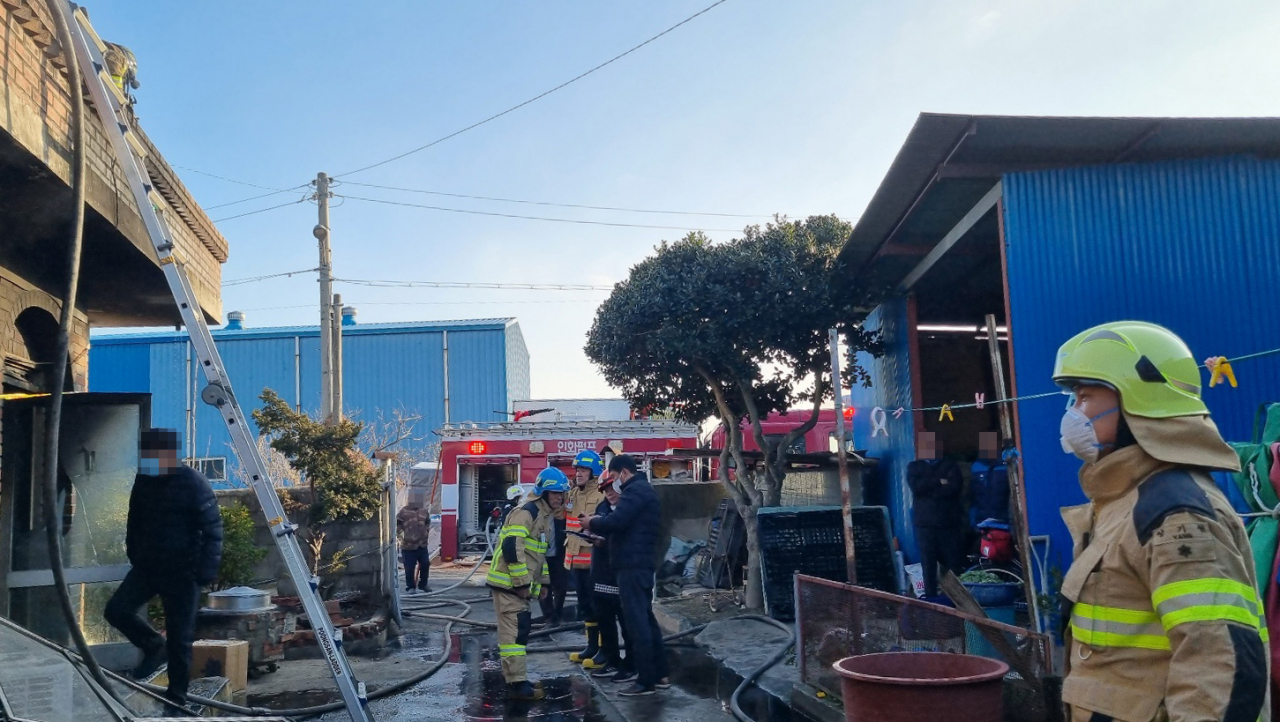 3일 오전 7시 39분께 불이 난 전북 익산시 춘포면의 한 주택에서 소방당국이 화재 원인을 조사하고 있다. 이 불로 1명이 사망하고 2명이 다쳤다.[연합]