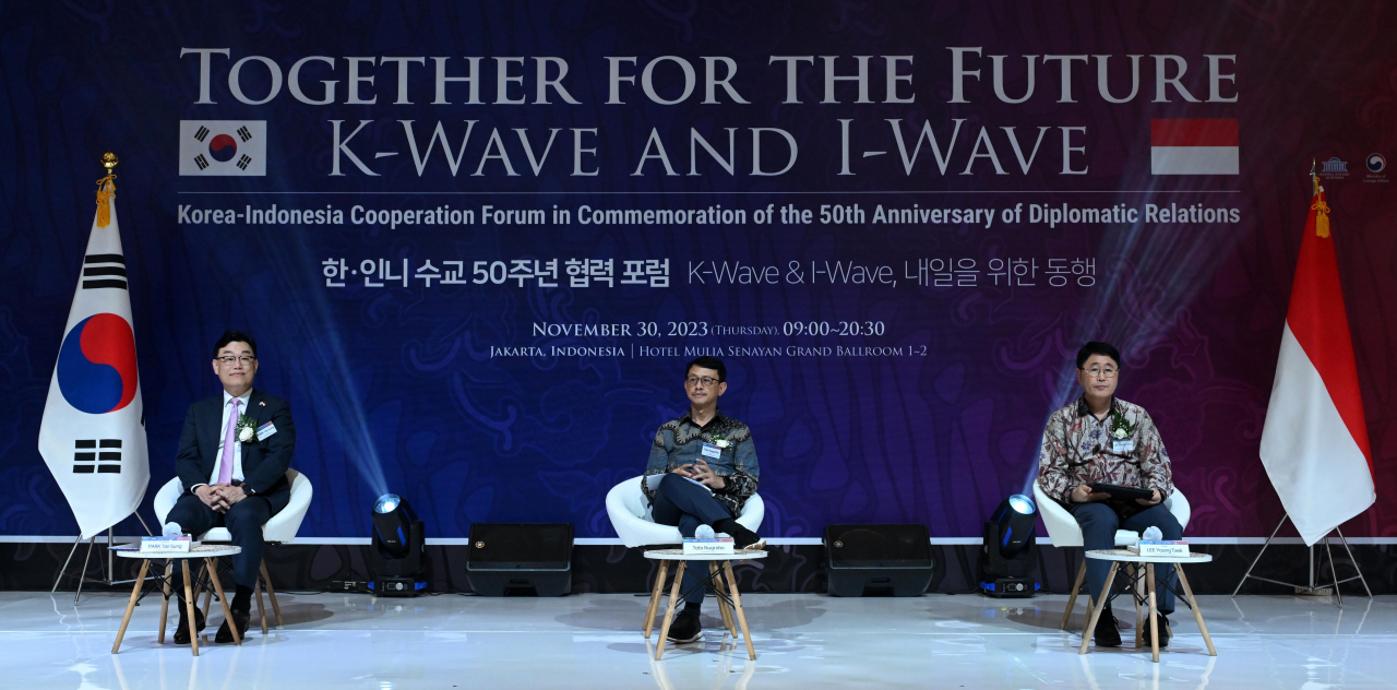From left: Korea Battery Industry Association Executive Vice President Park Tae-sung, Indonesia Battery Corp. CEO Toto Nugroho, and Lee Young-tack, president of Hyundai Motor's Asia-Pacific Headquarters, speak during a Korea-Indonesia collaborative session on electric vehicles and e-waste management held at Hotel Mulia Senayan in Jakarta on Thursday. (Lee Sang-sub/ The Korea Herald)