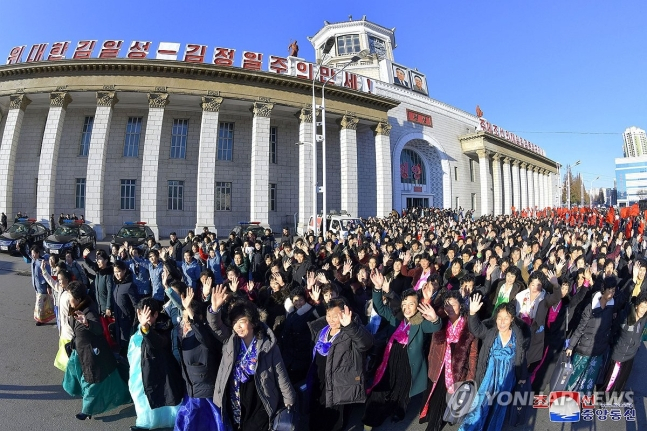 제5차 전국어머니대회 참가자들이 1일 평양에 도착했다고 조선중앙통신이 2일 보도했다.[조선중앙통신]