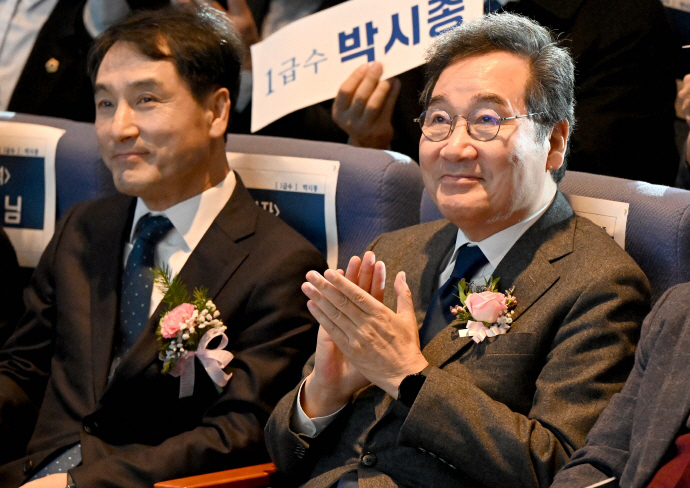 이낙연 전 더불어민주당 대표가 3일 광주 광산구 남부대학교 협동관에서 박시종 전 청와대 선임행정관(사진 왼쪽)의 출판기념회에 참석해 기념 공연을 관람하고 있다.[뉴시스]