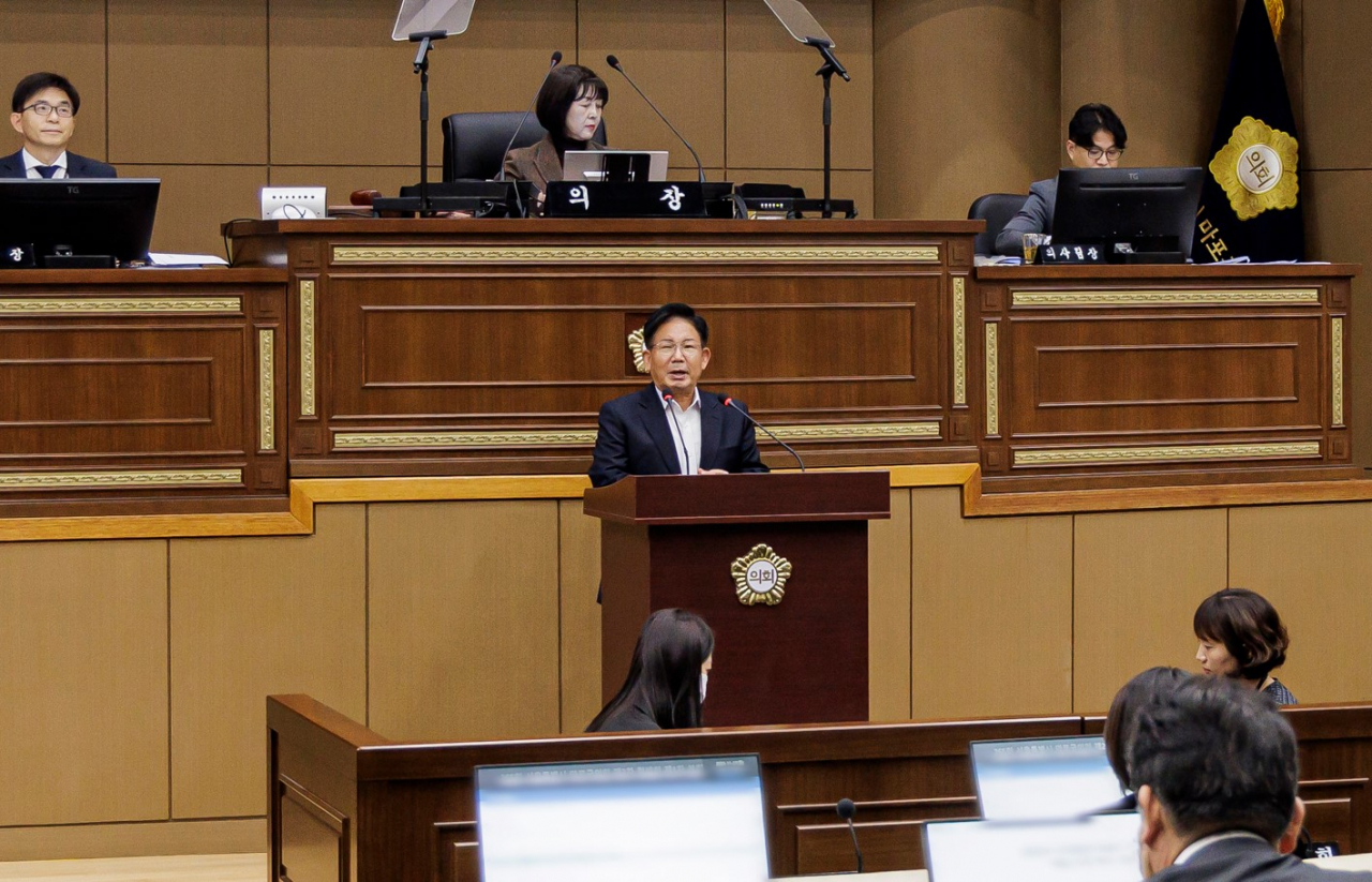 서울 마포구는 8413억원 규모의 내년 예산안을 마포구의회에 제출했다고 4일 밝혔다. 박강수 마포구청장이 구의회에서 예산안 관련 연설을 하고 있다.[마포구청 제공]