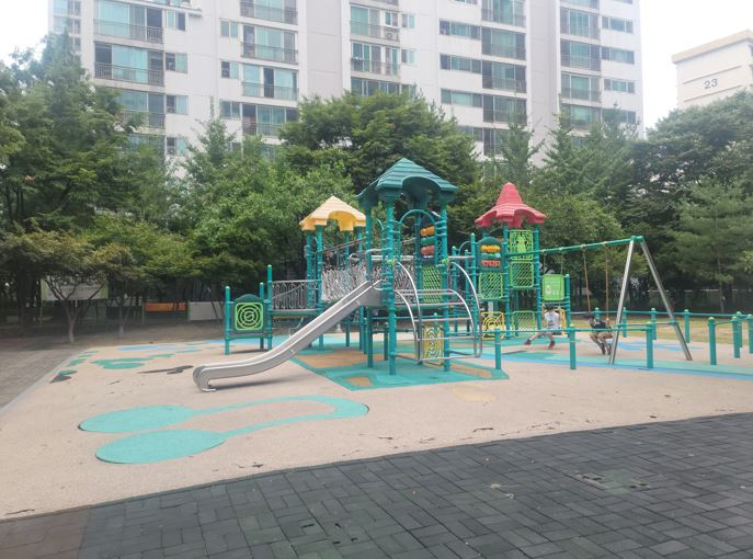 서울 용산구는 동부이촌동 소공원 2곳을 각각 꿈나무어린이공원과 이촌어린이공원으로 재단장했다고 4일 밝혔다. 사진은 현 소공원 전경.[용산구 제공]