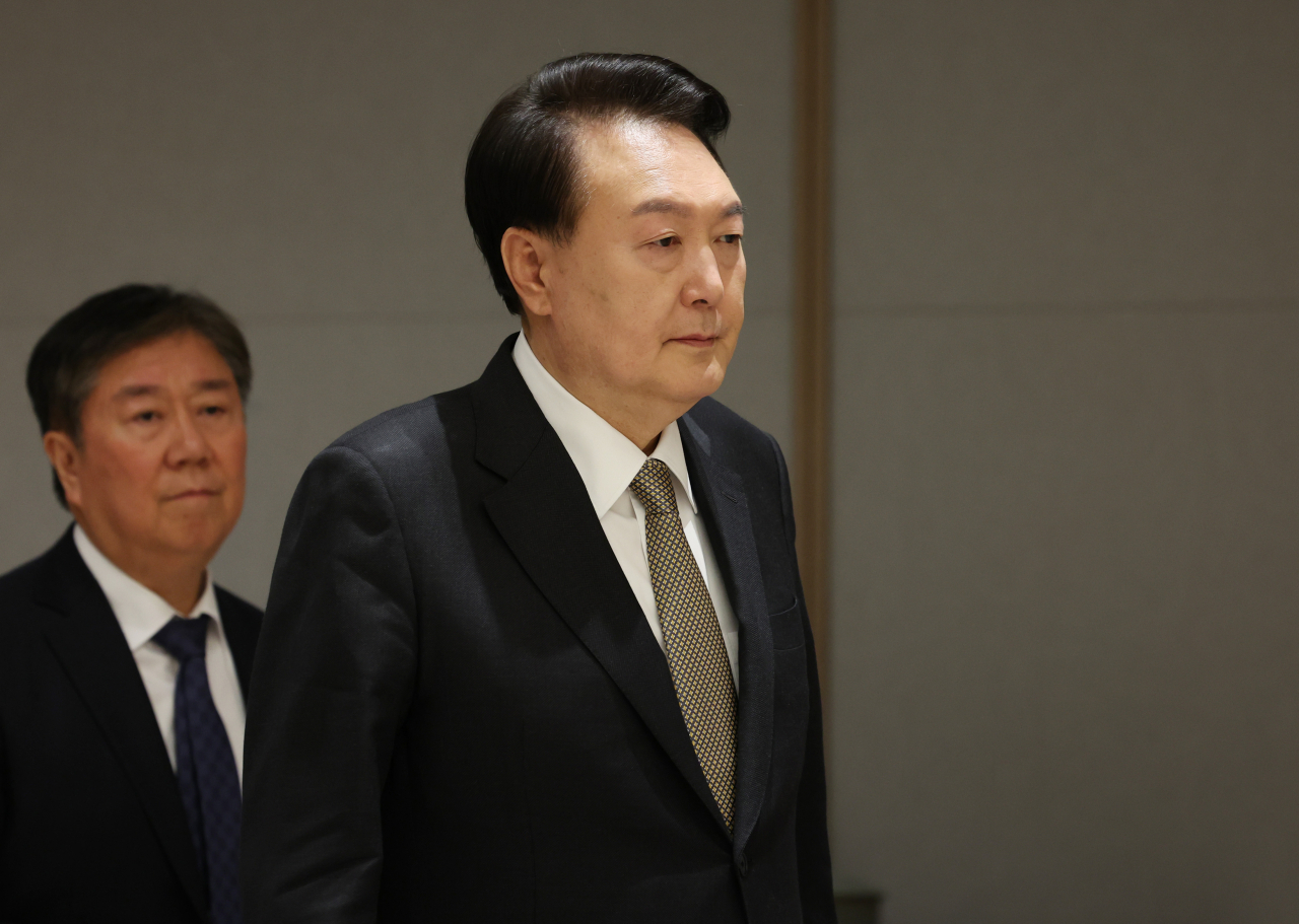 윤석열 대통령이 1일 서울 용산 대통령실 청사에서 열린 이종석 신임 헌법재판소장 임명장 수여식에 입장하고 있다.[연합]