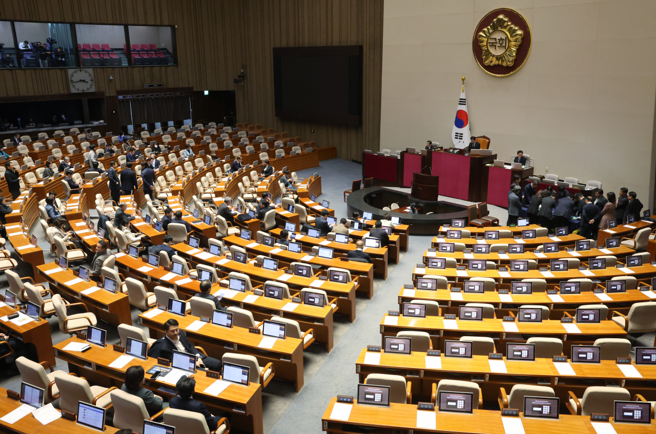 1일 국회 본회의장에 국민의힘 의원들의 자리가 비어있는 가운데 손준성, 이정섭 검사 탄핵소추안 투표 개표작업이 진행되고 있다. [연합]