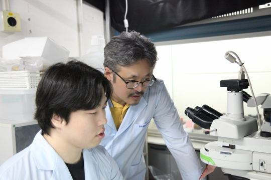 권은수(오른쪽) 박사가 예쁜꼬마선충과 유전자변형 대장균을 이용해 노화조절 연구를 수행하고 있다.[한국생명공학연구원 제공]