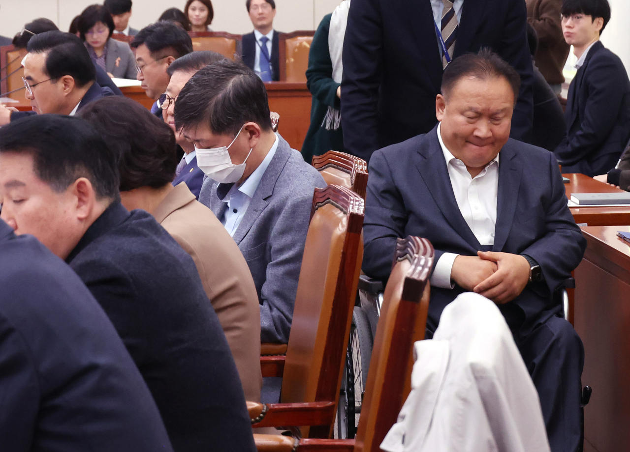 이상민 더불어민주당 의원(오른쪽)이 지난달 23일 국회에서 열린 외교통일위원회 전체회의 도중 회의장을 떠나고 있다. [연합]