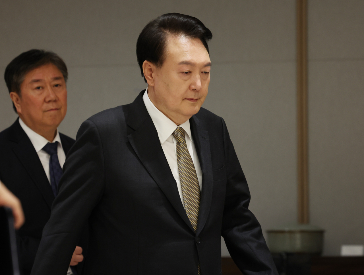 윤석열 대통령이 지난 1일 서울 용산 대통령실 청사에서 열린 이종석 신임 헌법재판소장 임명장 수여식에 입장하고 있다. [연합]