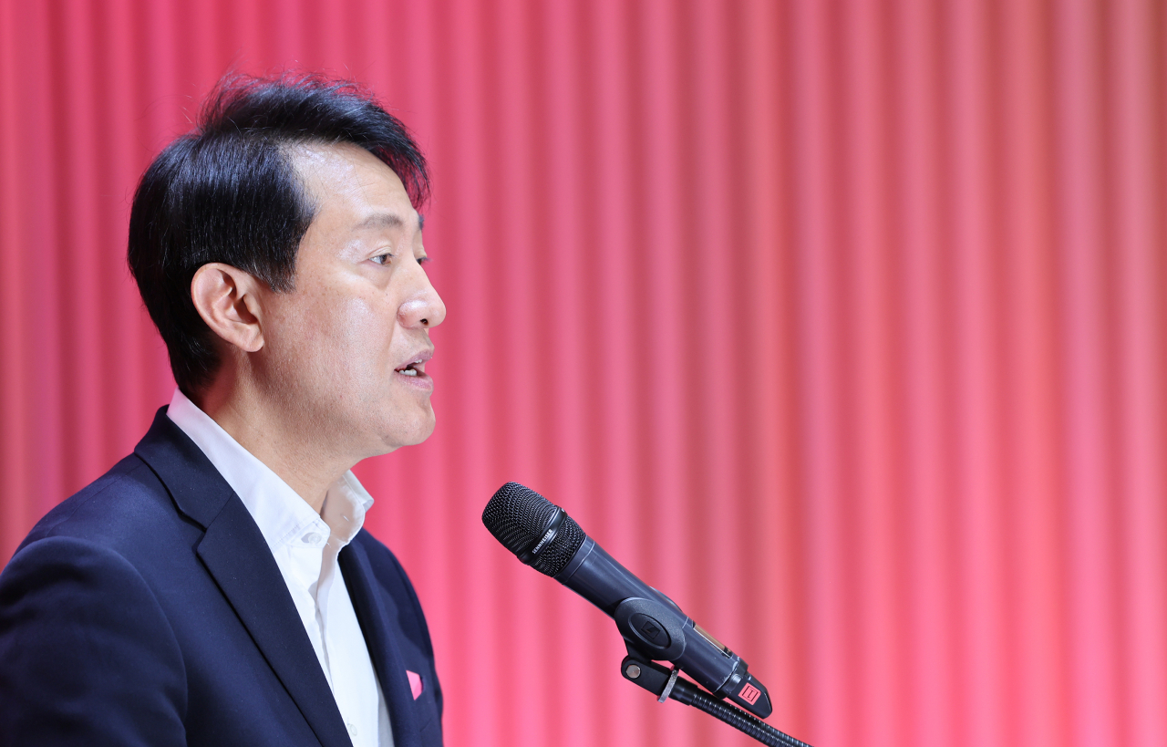 오세훈 서울시장이 지난달 30일 서울시청에서 2024 서울색을 발표하고 있다. 2024년 서울색은 한강의 분홍빛 하늘에서 추출한 ‘스카이코랄’(SkyCoral)이다.[연합]